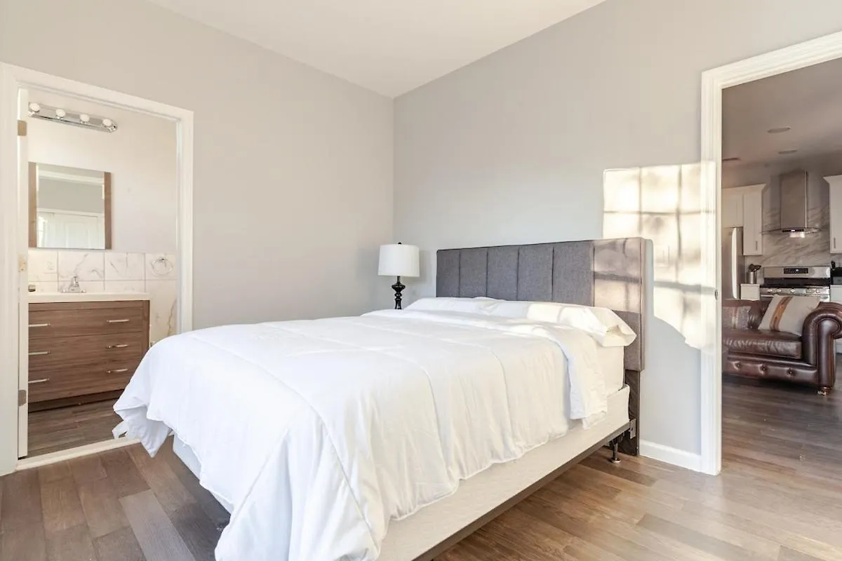 Bright & Cozy Jersey City Retreat